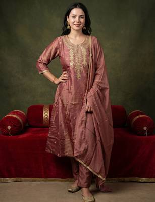 Mauve embroidered silk blend kurta trouser dupatta set 1