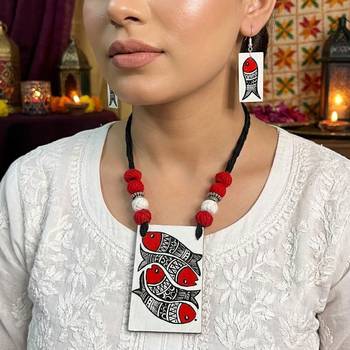 Classic crimson red color wooden handcraft necklace set perfect for traditional styling 2