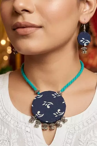 Chic sapphire blue color fabric handcraft necklace set crafted for casual styling