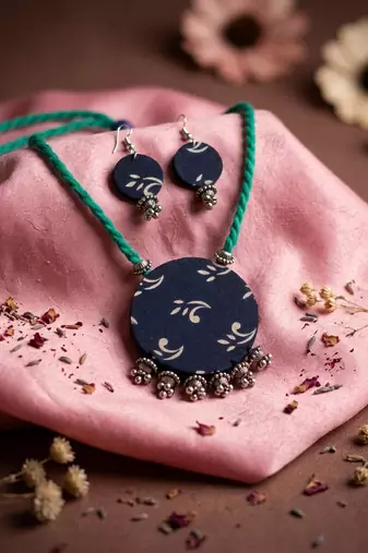 Chic sapphire blue color fabric handcraft necklace set crafted for casual styling