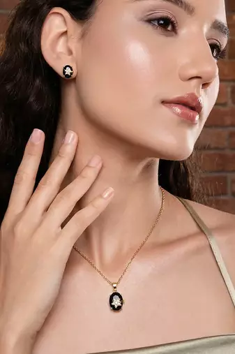 Classy jet black color fashion chain pendant with earring set for night parties