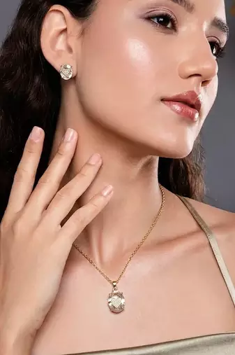 Pristine pure white color fashion chain pendant with earring set for modern dresses