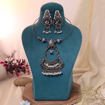 Royal ethnic silver color hasli oxidised necklace set for wedding function attire 2