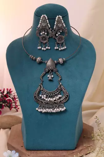 Royal ethnic silver color hasli oxidised necklace set for wedding function attire