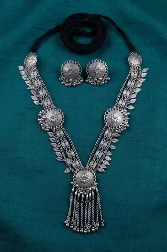 Sophisticated drop silver color oxidised necklace set tailored for women jewelry