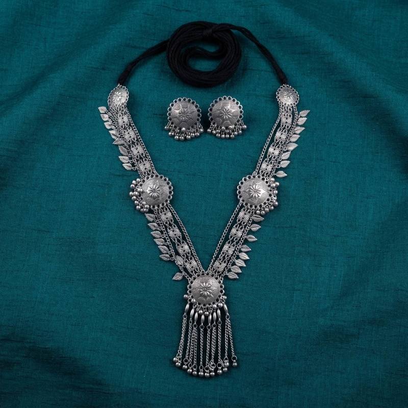 Sophisticated drop silver color oxidised necklace set tailored for women jewelry