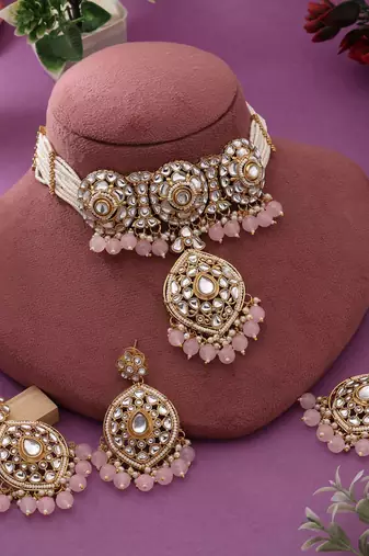 Graceful velvet color choker kundan necklace set ideal for festive wedding guests