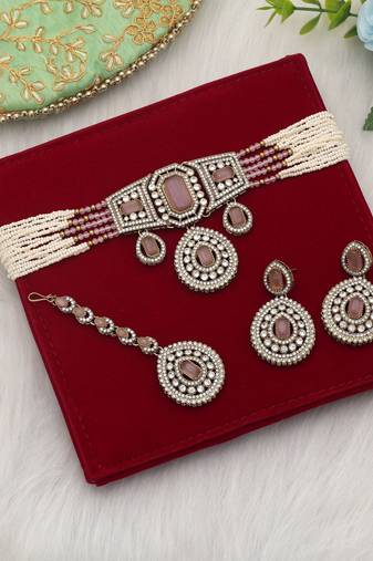 Soft light pink color choker kundan necklace set styled for minimalist elegance
