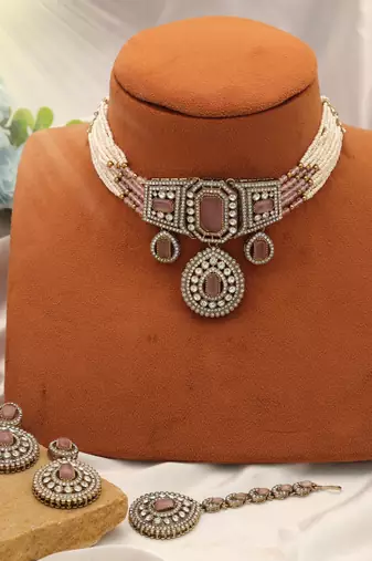 Soft light pink color choker kundan necklace set styled for minimalist elegance