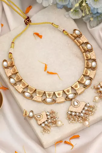 Sparkling snow white color matte gold necklace set accompanied by dangle earrings