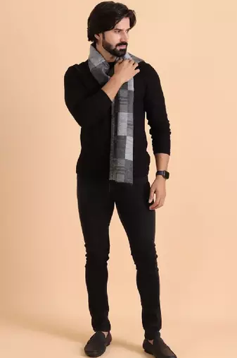 Men patterned reversible woolen muffler