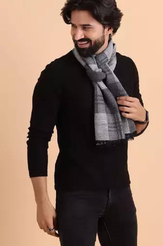 Men patterned reversible woolen muffler