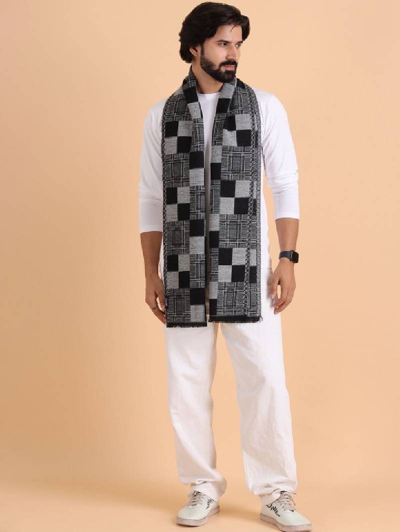 Men patterned reversible woolen muffler