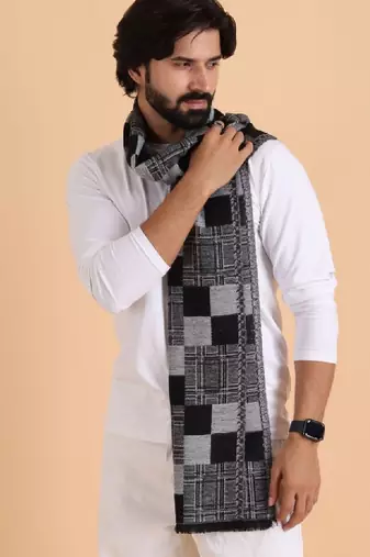 Men patterned reversible woolen muffler