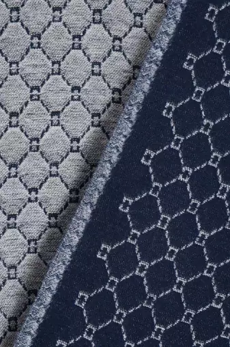Men patterned reversible woolen muffler