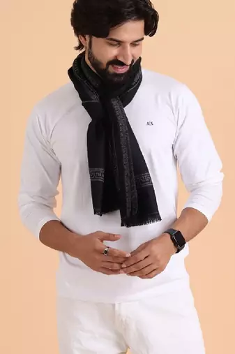 Men patterned reversible woolen muffler