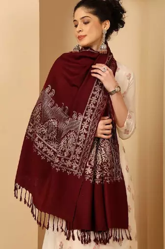 Women embroidered tasselled stole