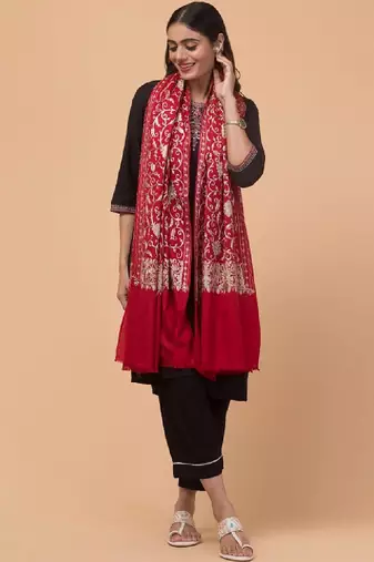 Women floral embroidered shawl