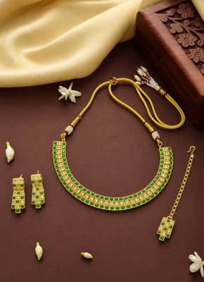 Glimmery square shape rajwada look green ad gold plated choker necklace set with maang tikka for women and girls 2