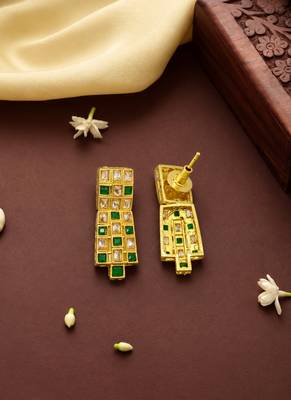 Glimmery square shape rajwada look green ad gold plated choker necklace set with maang tikka for women and girls 5