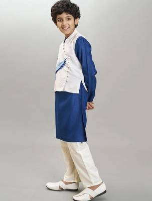 Boys printed regular kurta with pyjamas & jacket 3
