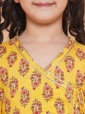 Girls ethnic motifs printed gotta patti pure cotton kurta with trousers 2
