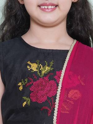 Girls embroidered thread work ready to wear lehenga & blouse with dupatta 3