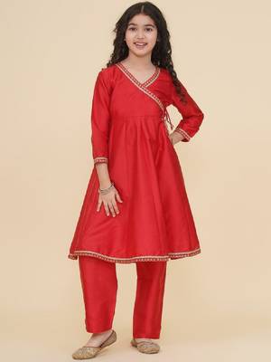 Girls floral yoke design v-neck zari angrakha kurta with trousers 1