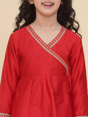 Girls floral yoke design v-neck zari angrakha kurta with trousers 2