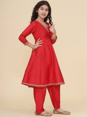 Girls floral yoke design v-neck zari angrakha kurta with trousers 3