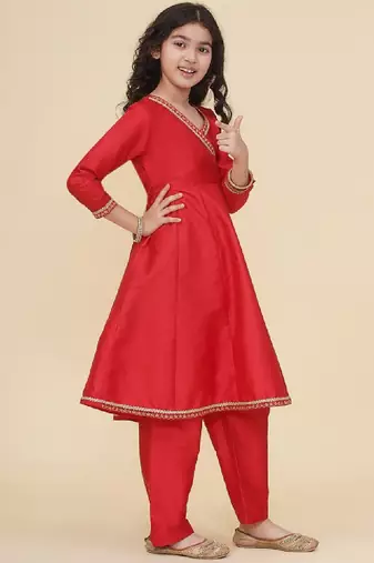 Girls floral yoke design v-neck zari angrakha kurta with trousers