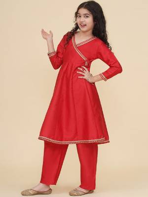 Girls floral yoke design v-neck zari angrakha kurta with trousers 4