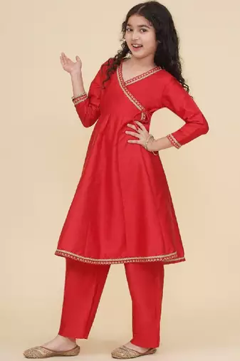Girls floral yoke design v-neck zari angrakha kurta with trousers