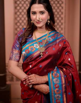 Red classic indian silk rich woven pallu design sarees 4