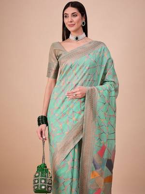 Green geometric woven design zari banarasi saree 4