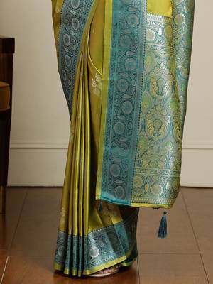 Green ethnic motifs zari banarasi saree 5