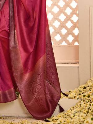 Burgundy jamdani woven design saree with blouse piece 5