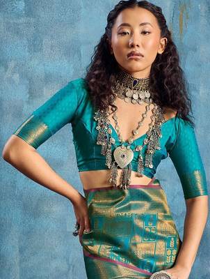 Green woven design kanjeevaram saree with blouse piece 5