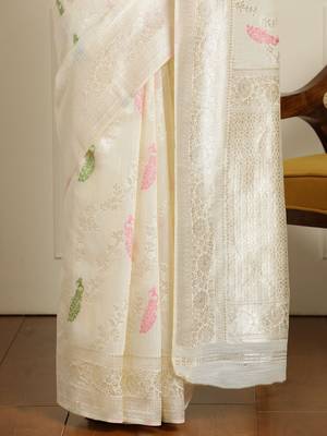 Cream floral motifs printed banarasi saree with blouse piece 5