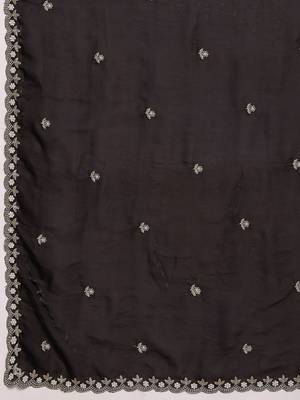 Black embellished saree with unstitched blouse 5