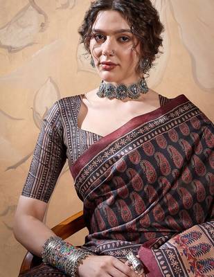 Black ethnic motifs digital printed silk blend saree with unstitched blouse 5