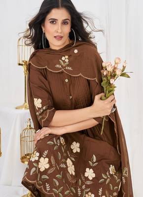 Embroidered cotton kurta with pant & dupatta set for women 4