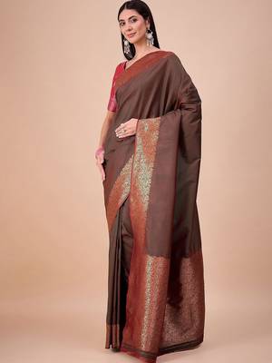 Green women woven design silk blend banarasi saree 2