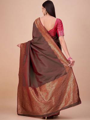 Green women woven design silk blend banarasi saree 3