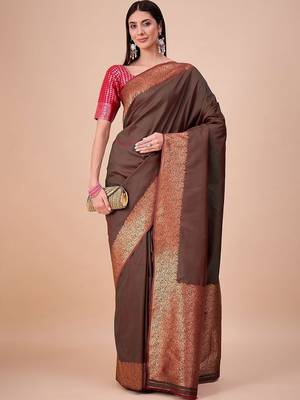Green women woven design silk blend banarasi saree 4