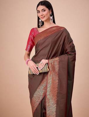 Green women woven design silk blend banarasi saree 5