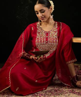 Red embroidered liva kurta trouser dupatta set 1