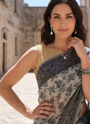 Black blended cotton woven saree with blouse 3