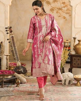 Pink woven silk blend kurta trouser dupatta set 3