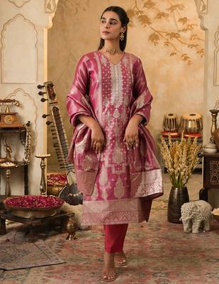 Pink woven silk blend kurta trouser dupatta set 4